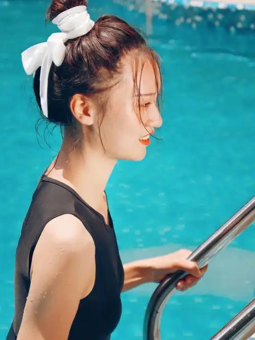 地点:小区游泳池模特:绝绝子美女91享受时光的一些证据趁着好时光