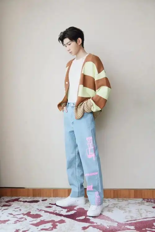 王源的穿搭可以学,拼色外搭搭配白色t恤,帅气还阳光