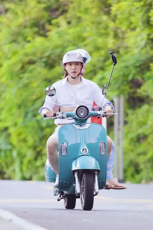 张艺兴相逢时节骑电瓶车饭拍路透图