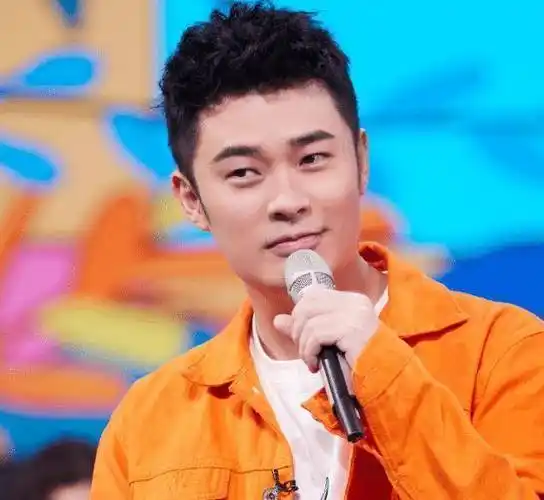 原创陈赫晒两个女儿2岁妹妹包子脸很萌38岁张子萱素颜超年轻