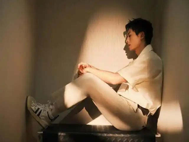 张哲瀚努力打扮成熟,穿白色西服套装,倒三角身材显硬朗肌肉感