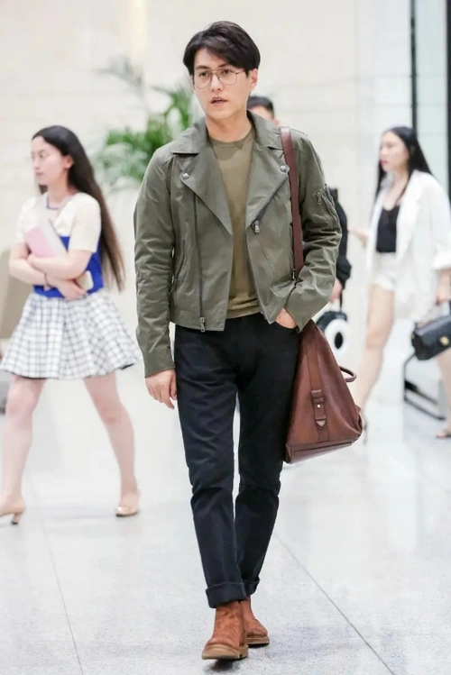 43岁靳东真敢穿粉色衬衫配西装裤走机场中年大叔变欧巴