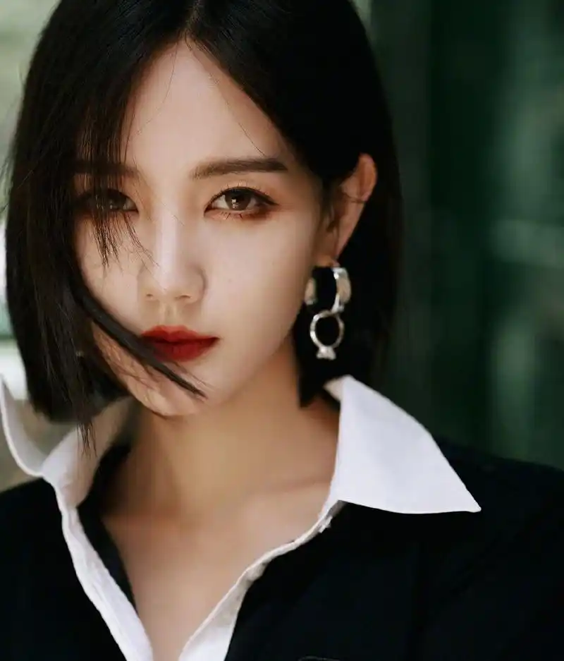 星闻#   李一桐飘逸的短发干净利落,精致的妆容高贵冷艳,白色裙子和