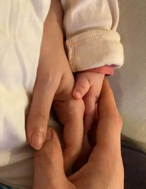 向佐一家三口首次同框他戴女儿发卡搞怪郭碧婷手上磨出水泡