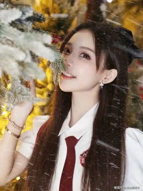 19岁韩国尤物少女的时尚写真穿搭:青春活力与优雅并存 清新又可爱