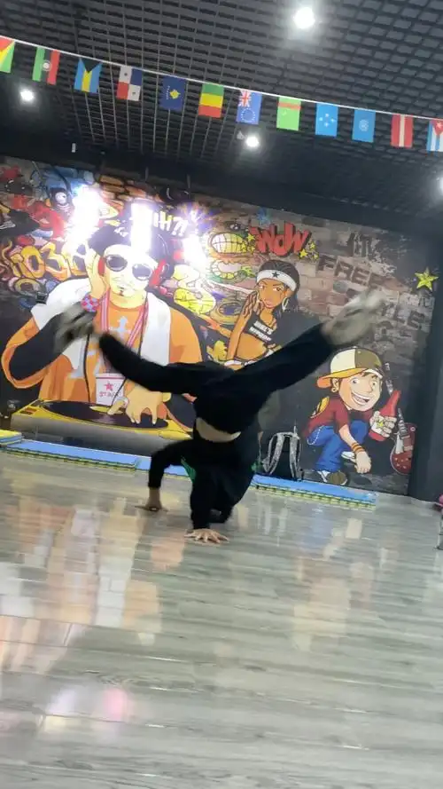 街舞里面的托马斯,想看吗?