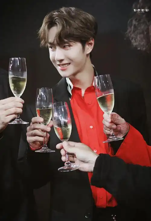 王一博手里到底拿了什么