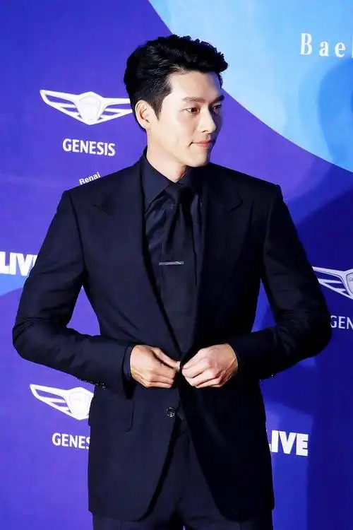 37岁玄彬穿波点睡衣拍大片,优雅绅士俊朗范不减当年