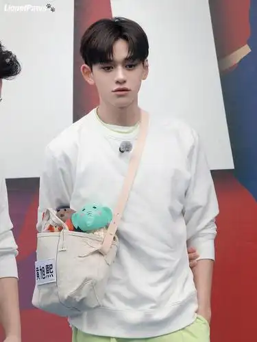 黄旭熙奔跑吧无锡路透d2宝宝奶熙紫西装