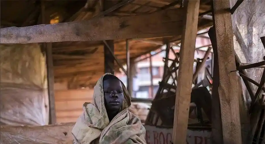 城"非洲肯尼亚:靠吸食胶水续命,航天燃油也能嗨上天_贫民窟_小孩_垃圾