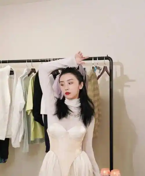 原创刘雨昕的裸眼妆虞书欣的上扬眼线都敌不过赵小棠的蓝色眼影