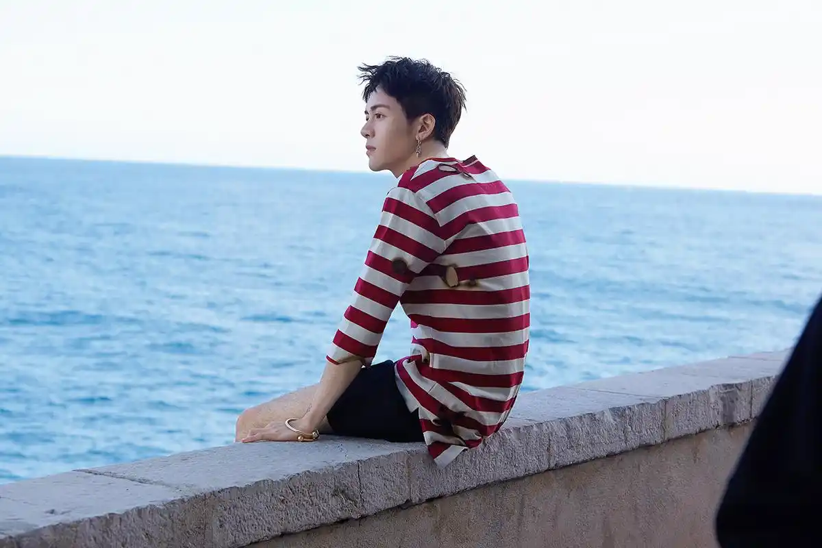 曾舜晞摩纳哥写真曝光 游走海边学霸男友力袭来