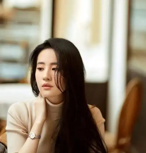 刘亦菲拍被骂低俗玩擦边,她的胸,到底碍了谁的眼|景甜|时尚品味_网易