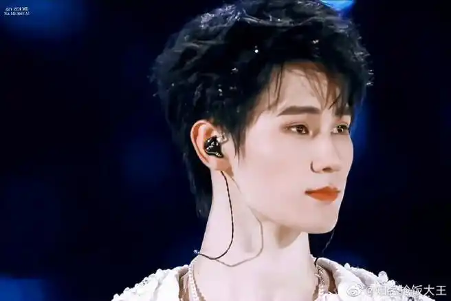 张真源海口演唱会舞台照饭拍##张真源皮衣造型饭拍