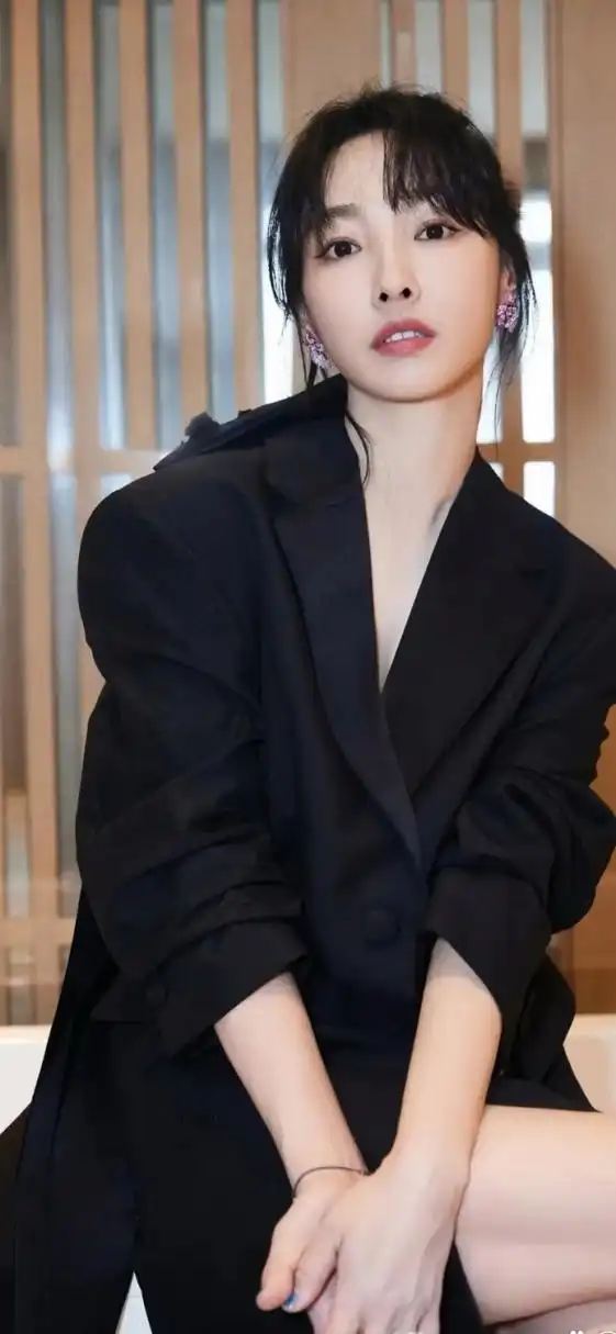 请问你想体验白百何的一指弹神功么?