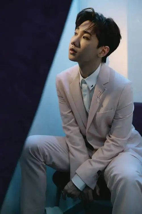 汪苏泷粉色西装帅气写真图片