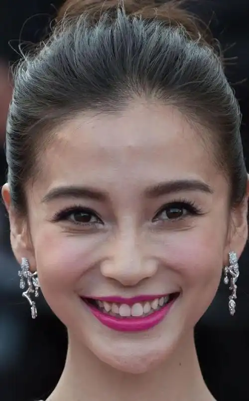 其中,杨幂是一个经典的例子.曾经凭借甜美的外貌成为国民校花