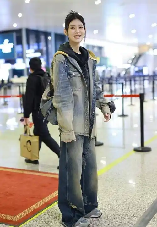 奚梦瑶全身牛仔搭配现身虹桥机场青春靓丽_上海
