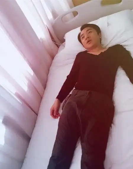 王祖蓝躺病床神情呆滞 自称病的很严重