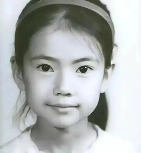 从高圆圆7岁时的照片中,我们可以清晰地看到她的五官精致,浓密的眉毛