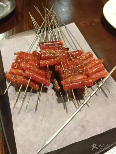 烤腊肠 ￥3/串 甜甜的好好吃,到现在手里还有点孜然味.赞一个