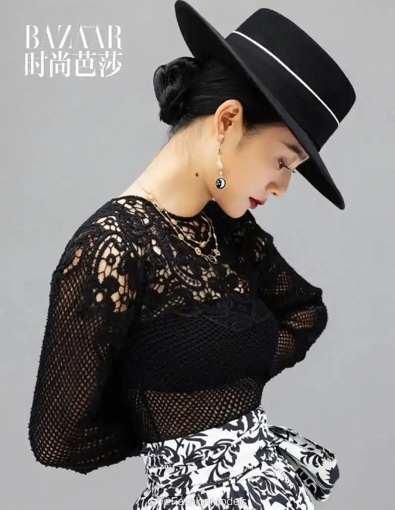 44岁的周韵登上时尚芭莎11月刊封面美人依旧她脸部线条在内娱也算排得