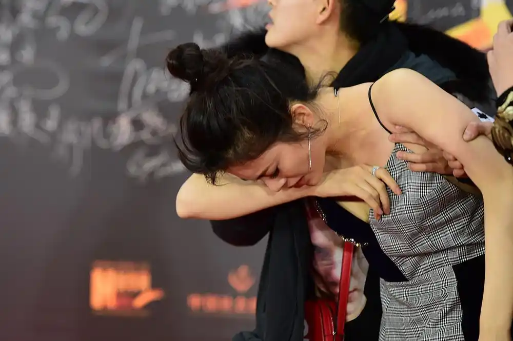 赵韩樱子红毯昏倒,明星也不容易啊