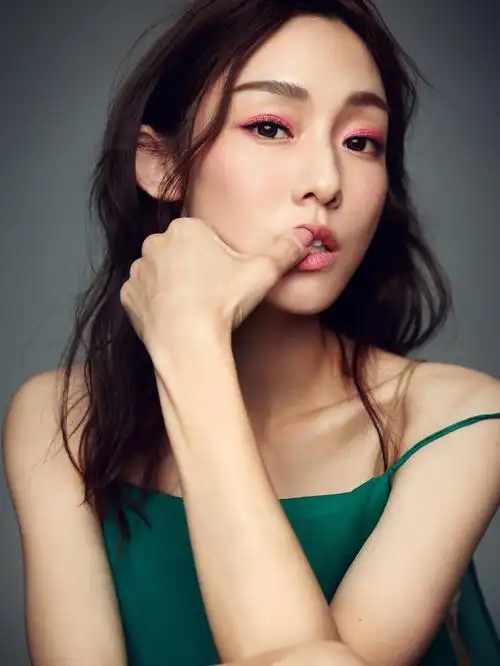 日前,范玮琪曝光了一组《女友》杂志的写真大片.