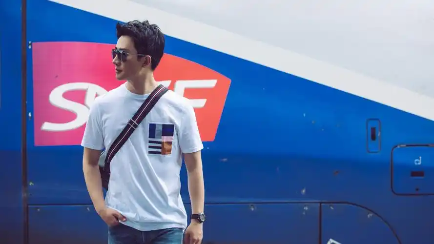 帅气型男黄轩街拍高清桌面壁纸