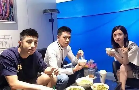 杨颖坐豪车,张一山蹲垃圾堆,看到刘德华排队打饭,才懂他为啥火