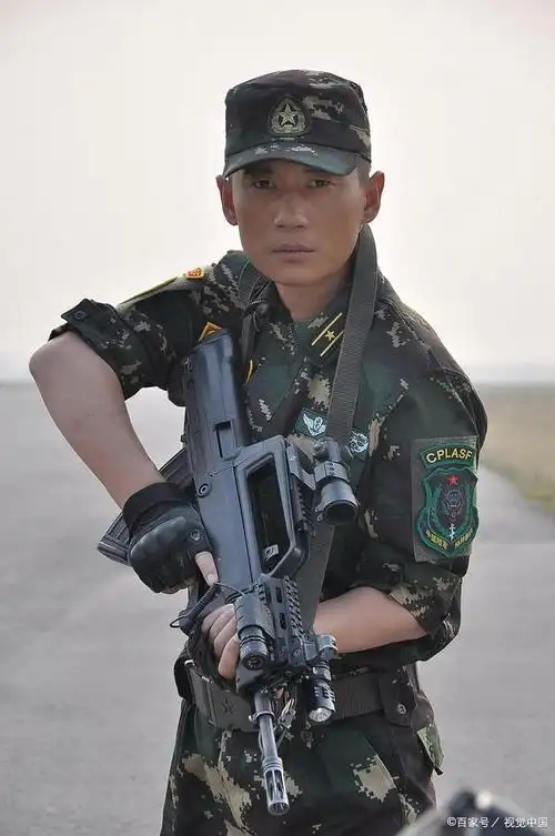 王劲松饰演的蝎子在剧情中需要射杀周惠林饰演的范天雷,但王劲松却