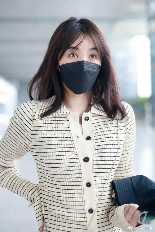 8 李菲儿】现身上海机场.菲儿的这一件eenk针织裙套装好.