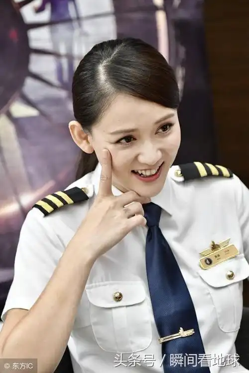 陈乔恩职业装美丽优雅大方