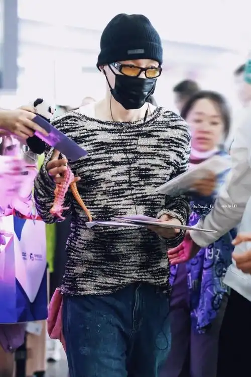 张艺兴回国机场照,潮流帅气兴哥