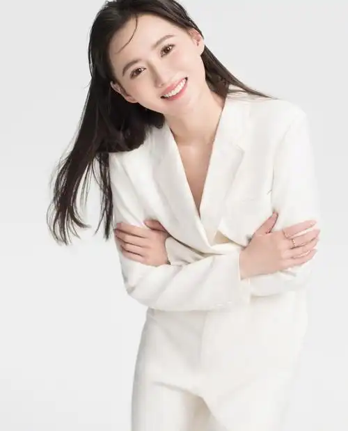 简介:江铠同白色西装性感写真图片,分享一组江铠同图片给大家,图中的