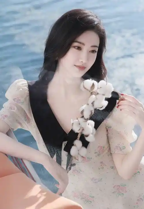 7月21日,景甜在个人社交平台晒出了一组自己的生日照,照片中景甜在