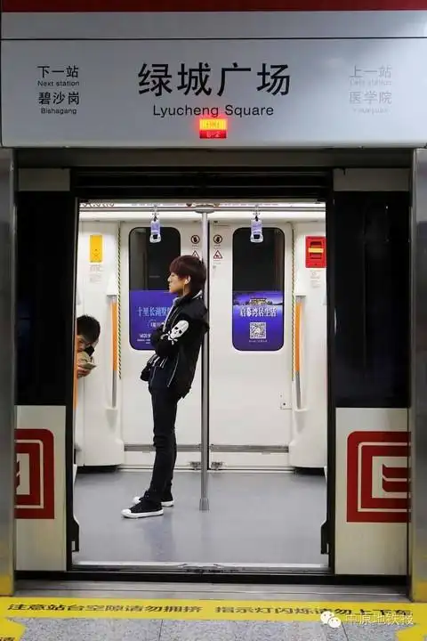 30张图,30天,郑州地铁,一个人眼里的百相众生!