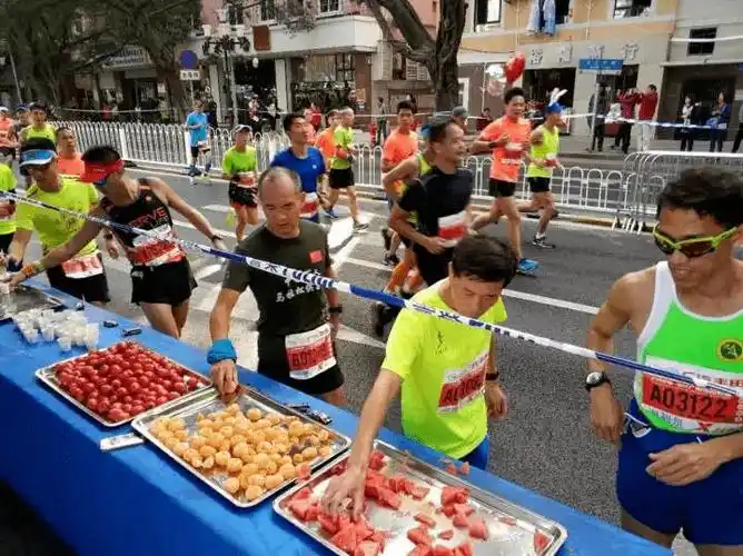 吃过马拉松的补给站,才知道什么是流水席_比赛_美食_赛道