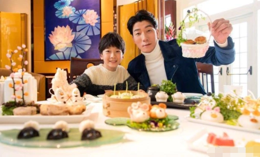 张亮寇静现身机场一起乘车回家,两人有说有聊关系好