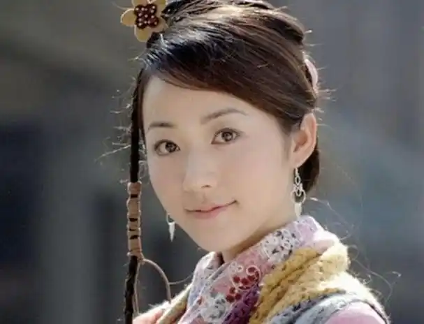 她是电视剧《聊斋志异2之胭脂》中的孟胭脂;她是电视剧《萍踪侠影》中