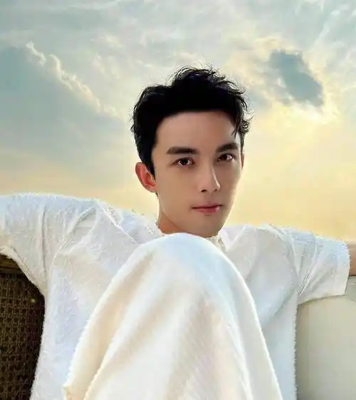 吴磊帅气6宫格,粉丝:"不愧是赵露思的男人",颜值就是高_姐夫_穿着