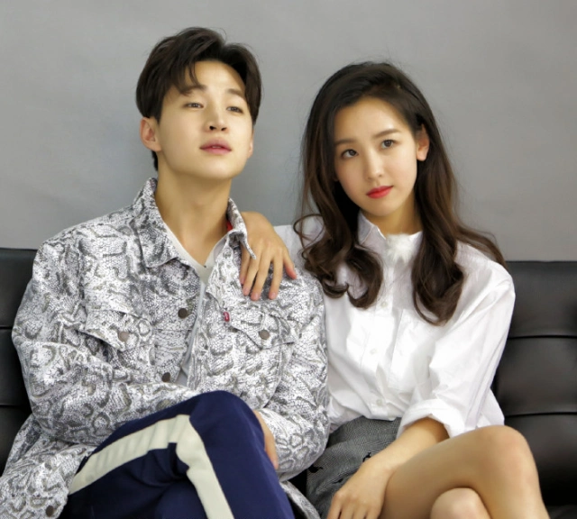 刘宪华与陈都灵相拥亲吻拍大片,表情满足!网友:这俩有苗头哦