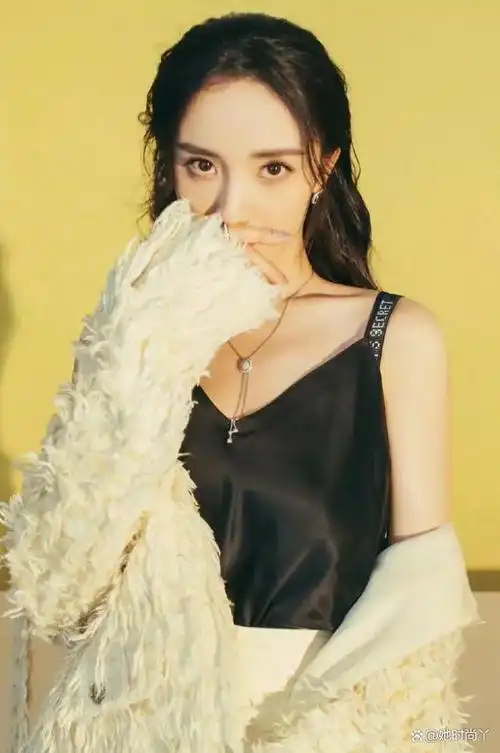 杨幂最新穿搭美照惊艳亮相,黑色吊带与米黄色皮草的优雅时尚碰撞