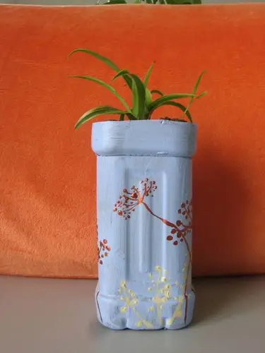 "废旧瓶子的华丽变身"沙坡娃的环保物品改造召集令