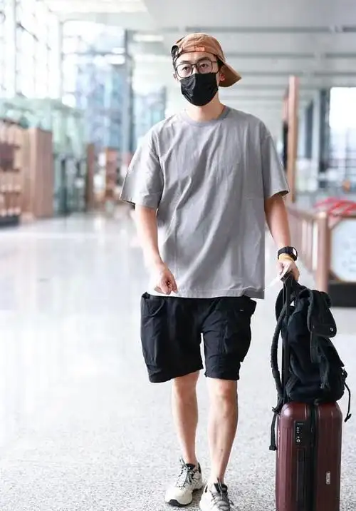 朱亚文的身上有多种气质,看身材是潇洒型男,看穿搭却仍是少年