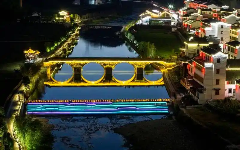 檀溪镇罗家源景区·月牙湖露营基地夜灯,勾勒出帐篷的轮廓;晚风,吹散