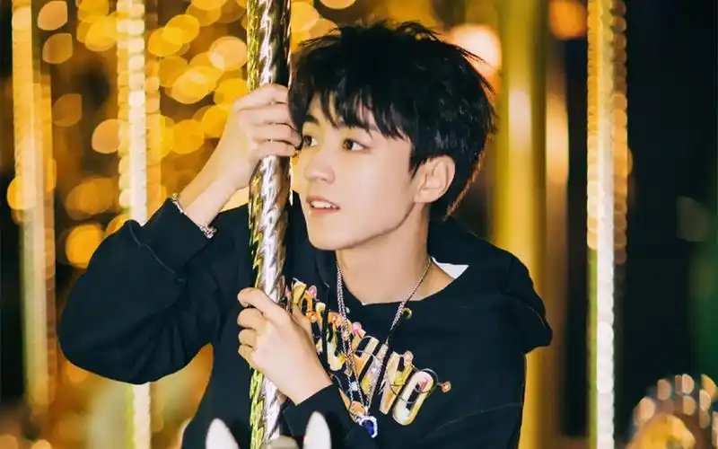 帅气王俊凯可爱壁纸依旧童心不改的小凯