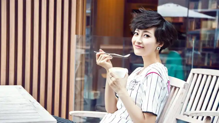 女艺人杨洋短发俏皮写真