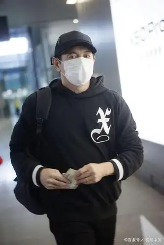 吴奇隆背大包赶路对镜挥手超亲和戴帽黑白配look低调满分