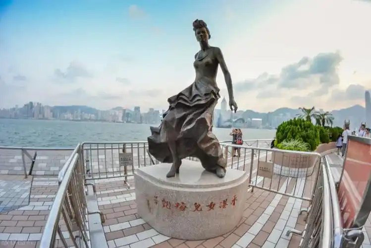 "香港女儿梅艳芳"铜像,图源网络